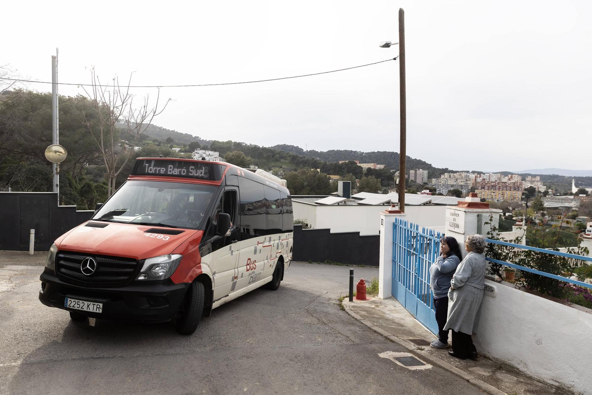 El bus a demanda, circulando por Torre Baró Sud, en Barcelona.