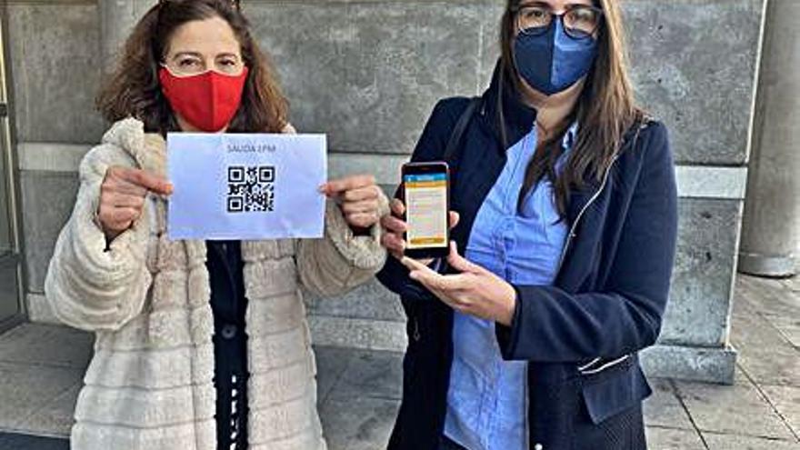 Asun Cámara y Nerea Sánchez, con el QR y la aplicación. | Vivas