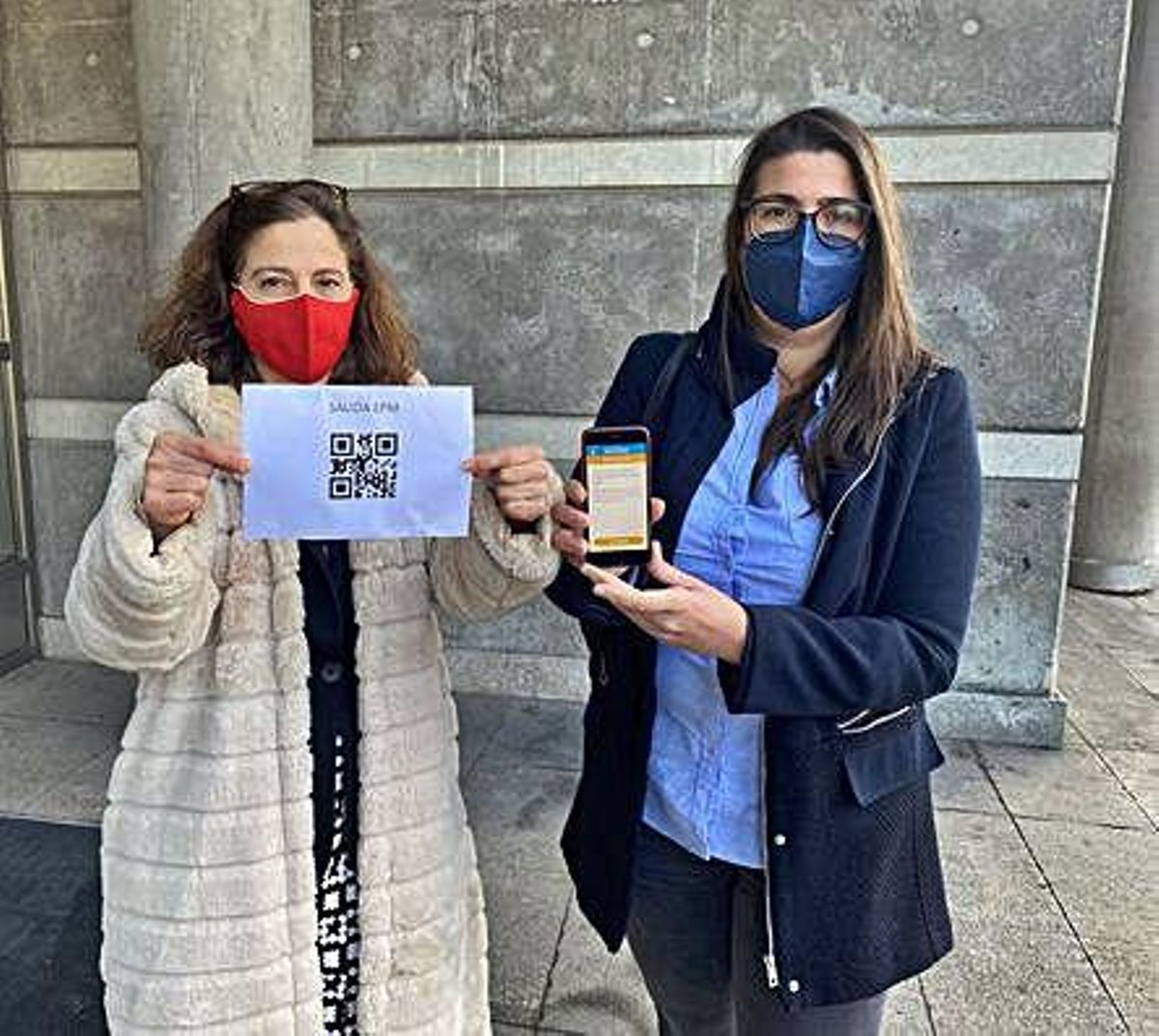 Asun Cámara y Nerea Sánchez, con el QR y la aplicación. | Vivas