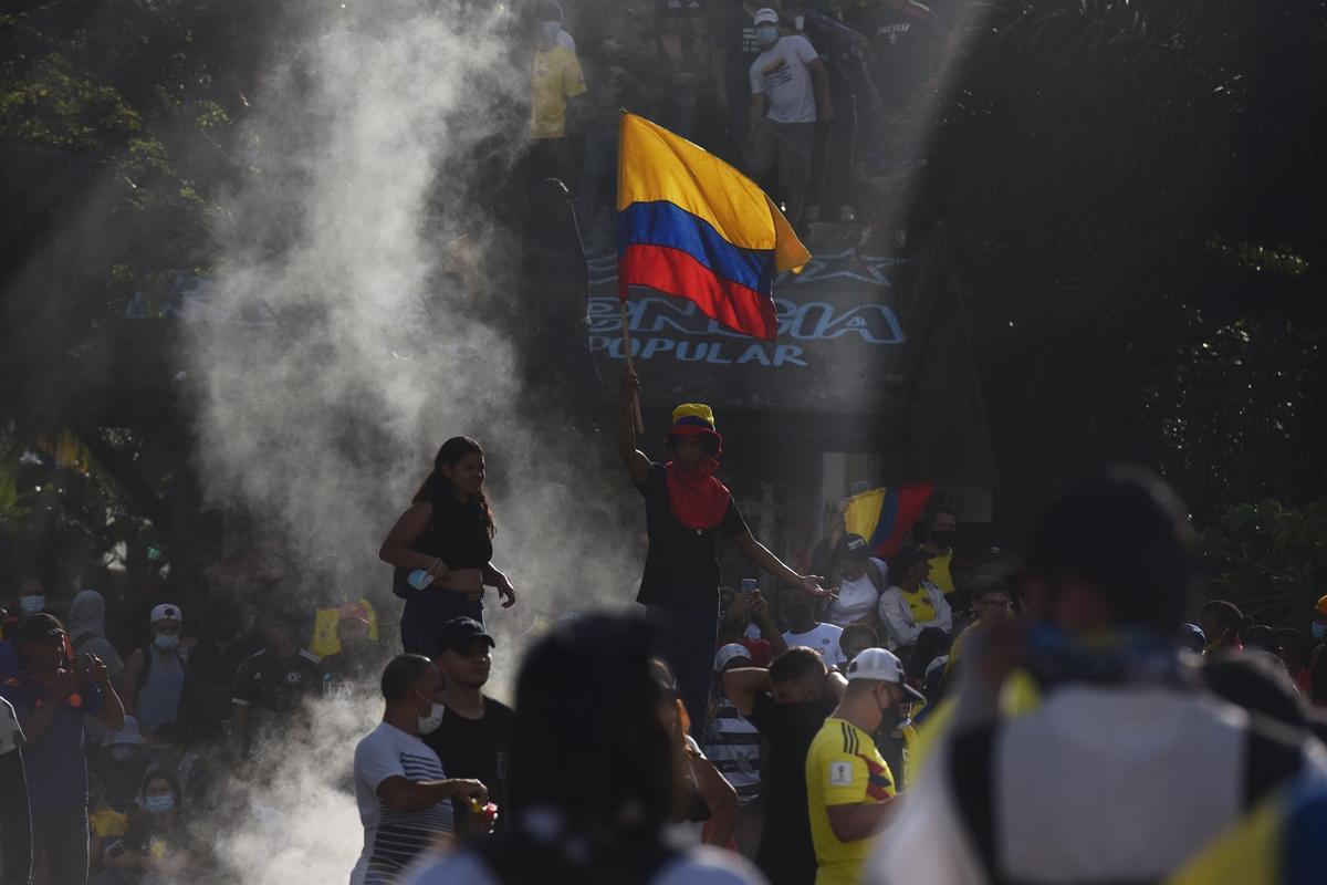 Miles de manifestantes bloquean algunas calles durante una nueva jornada de protestas contra la reforma tributaria, mientras se conmemora el Día Internacional de los Trabajadores, en Cali (Colombia).