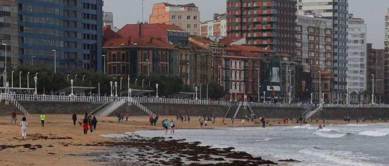 La playa de San Lorenzo el pasado día 1.