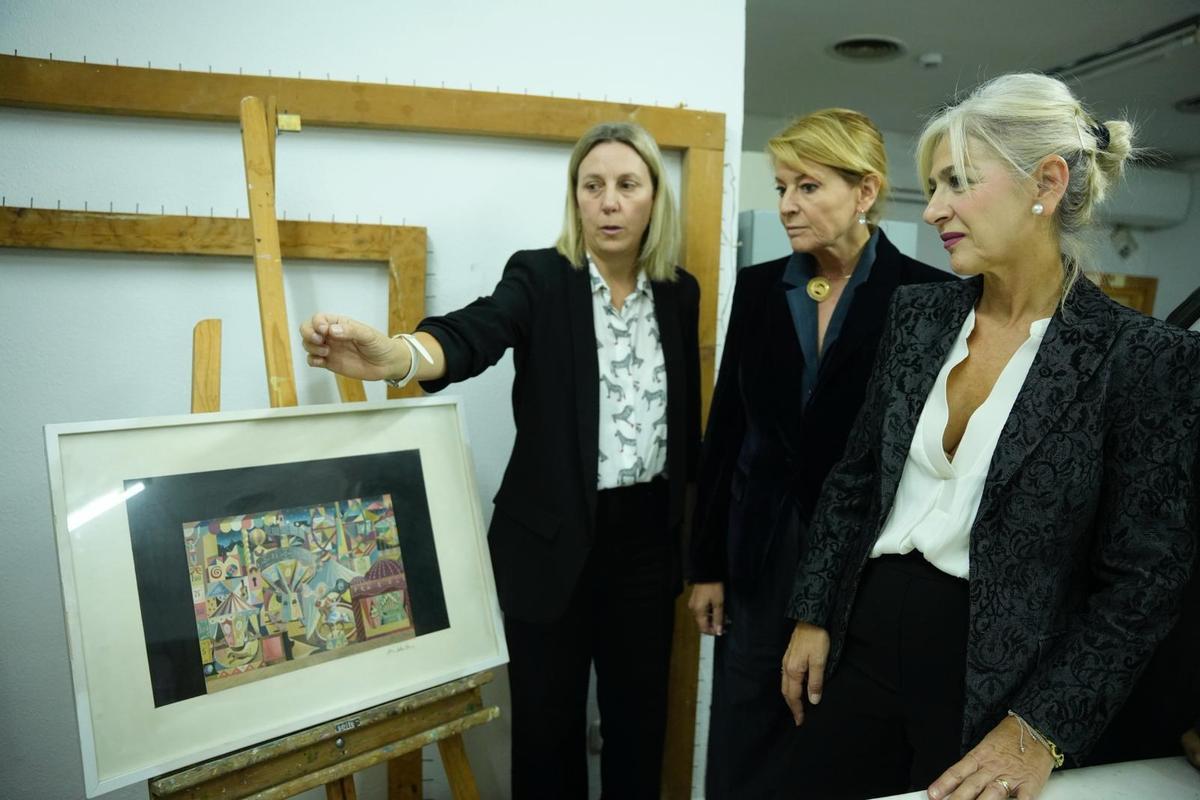 Visita de la consejera de Cultura y Deporte, Patricia del Pozo, al Museo de Huelva donde se prepara la exposición 'Algo camina hacia el infinito', que marca la llegada de los fondos de José Caballero a Huelva.