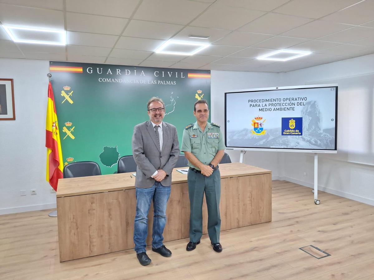 Raúl García Brink, consejero de Medio Ambiente del Cabildo, y Javier Peña de Haro, coronel jefe de la Comandancia de la Guardia Civil de Las Palmas.
