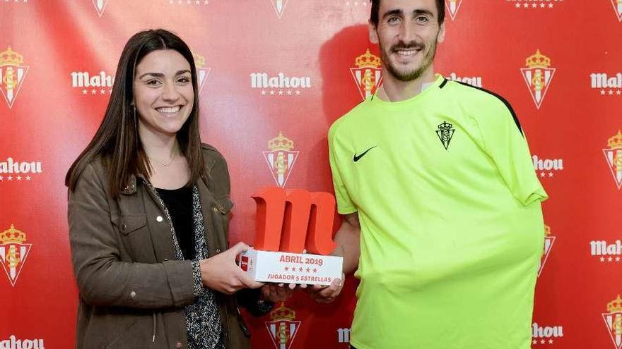 Clara García le entrega a Mariño el premio de mejor jugador del mes de abril.