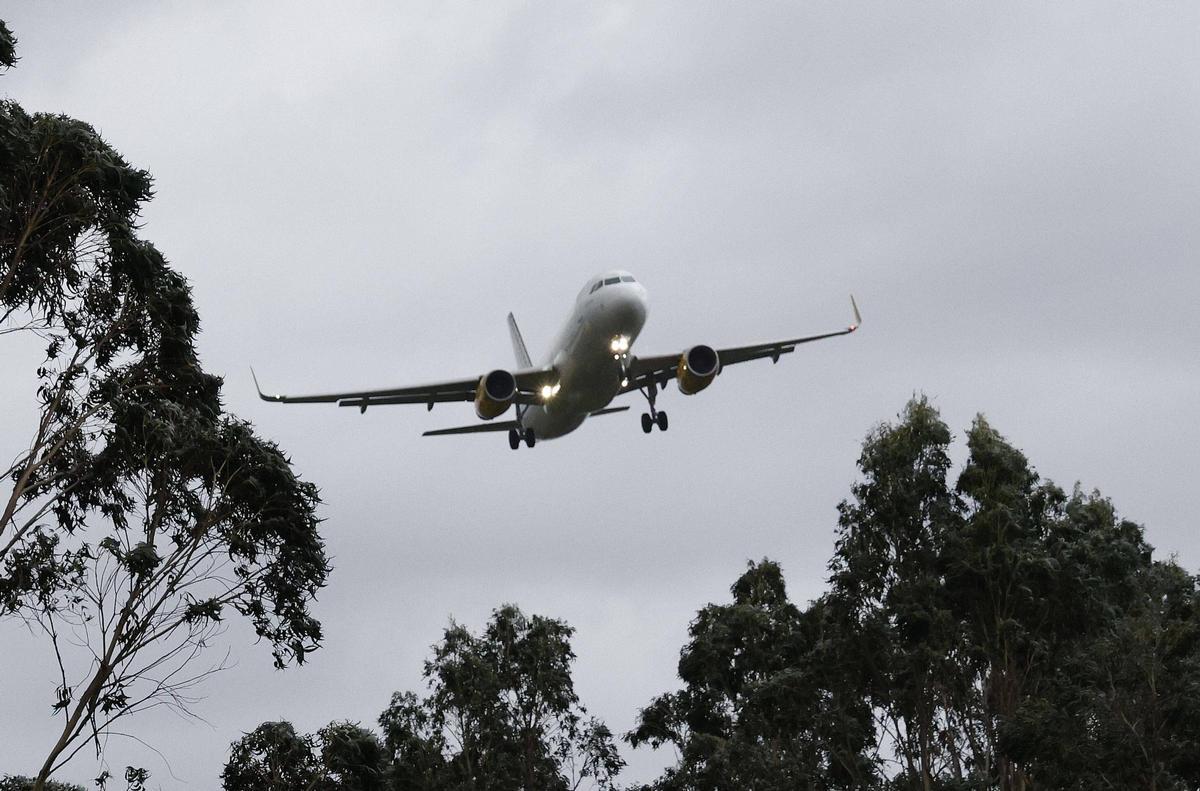 Avión aterrizando en Lavacolla