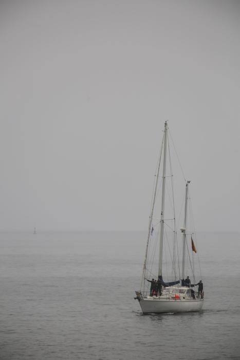 Llegada de tres goletas de la Armada Española y de un barco de la escuela de la Marina Portuguesa a la bahía de Gijón