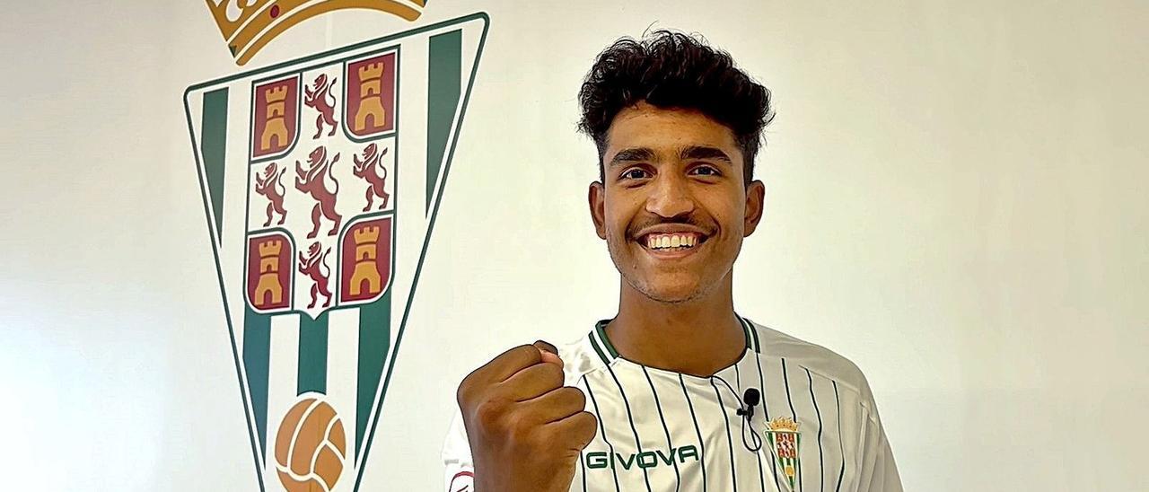 Hashim Kalaifat, el nuevo fichaje del Juvenil A, ya posa como blanquiverde.