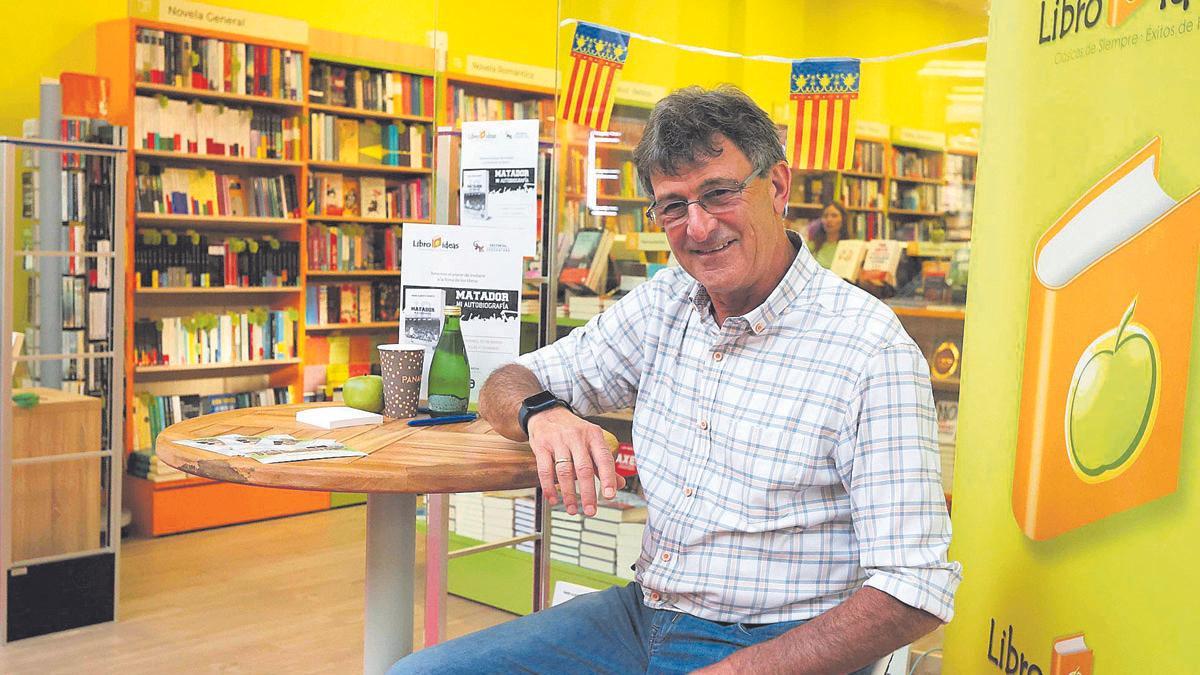 Mario Alberto Kempes firma libros en una librería de la ciudad