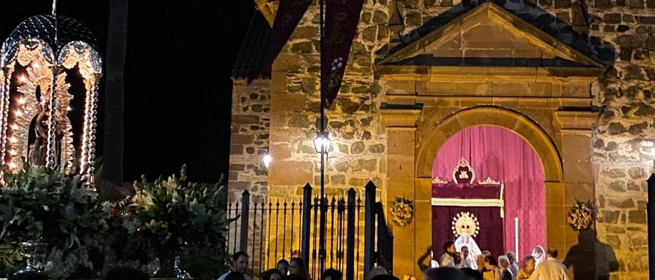 La Traída de la Virgen de los Remedios en Solemne Procesión, de su ermita a la parroquia de Santa Marina, llenó las calles de Villafranca.