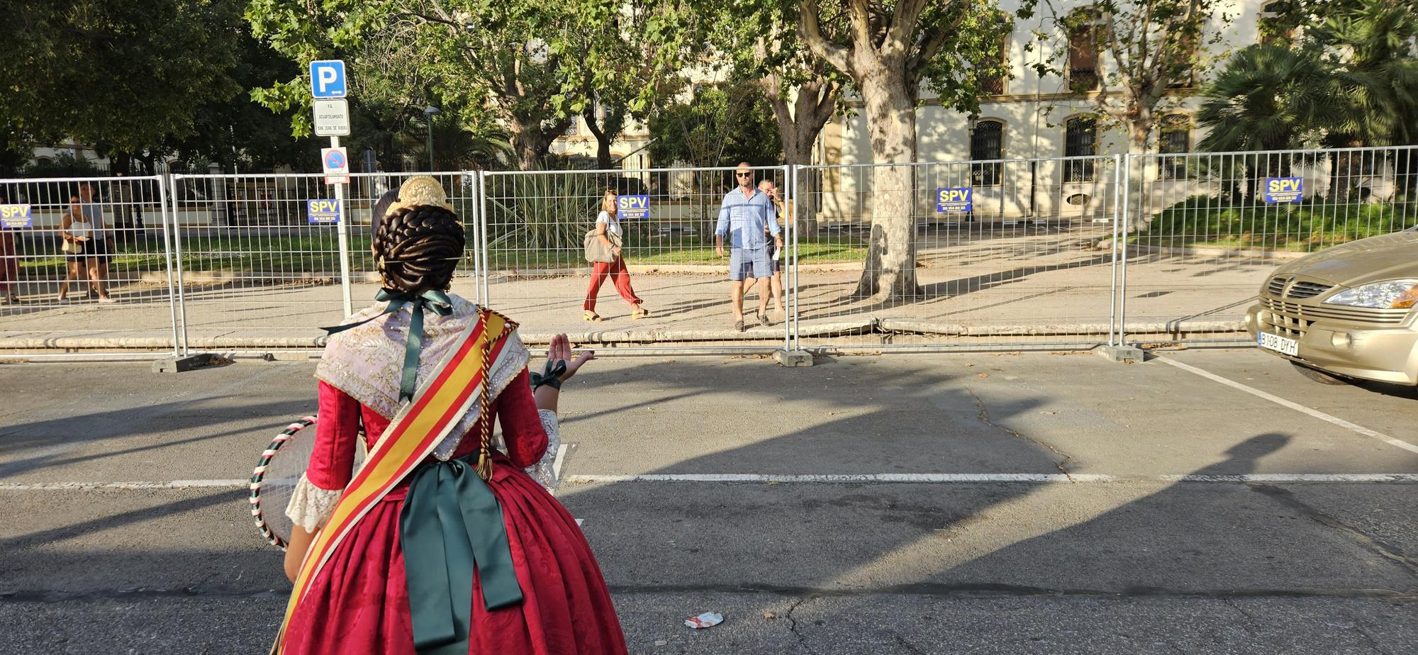 La Batalla de Flores reúne a las falleras de 2022 y 2023