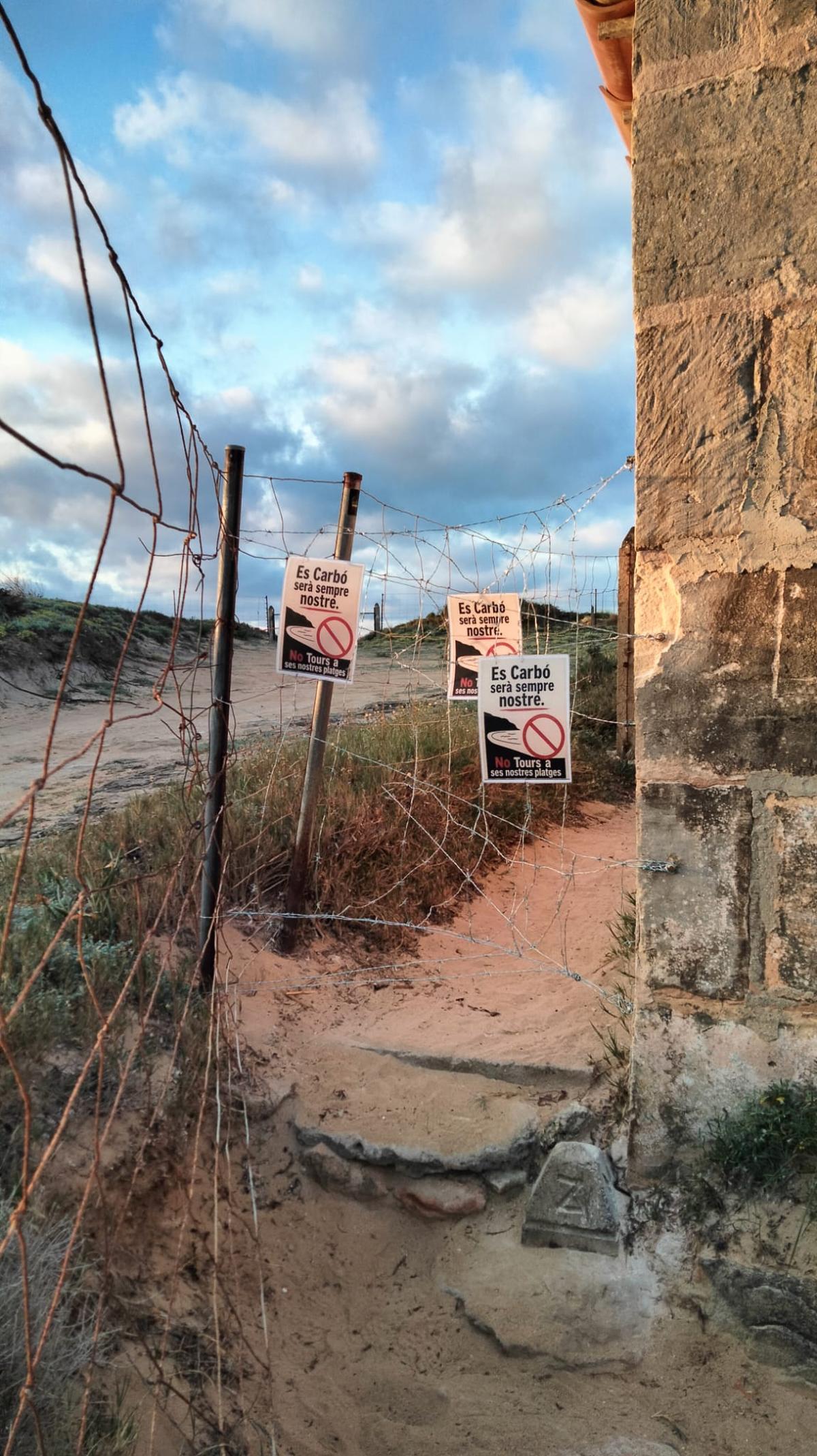 Los carteles que han aparecido en el sendero hacia la playa de es Carbó.
