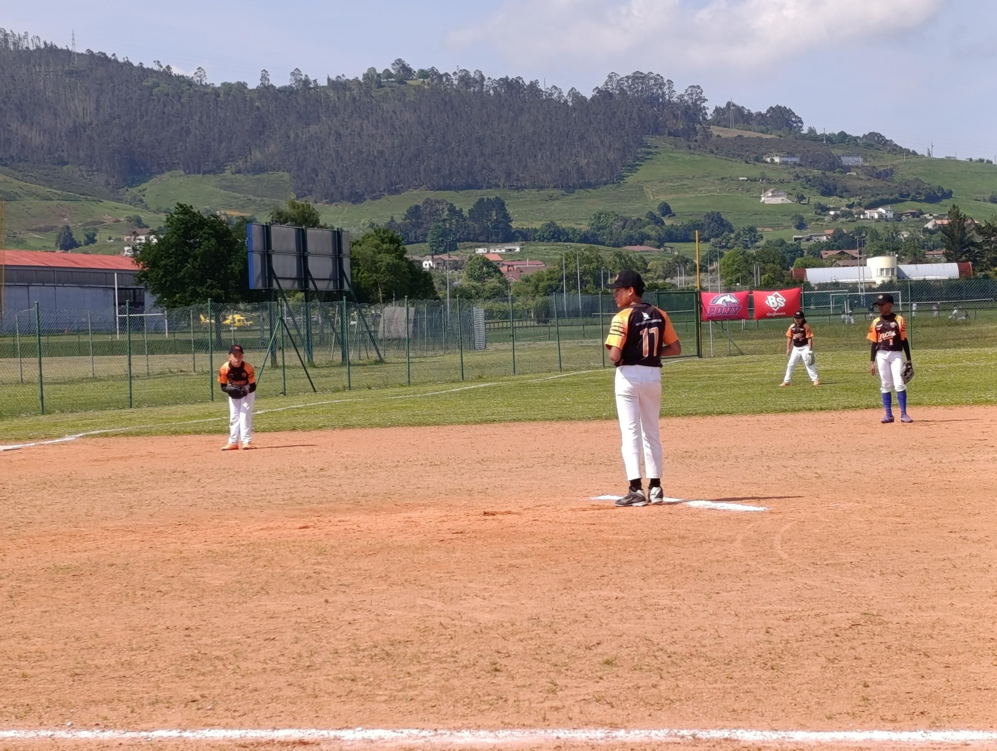 El campeonato Europeo de la Pony League de Béisbol batea en Llanera