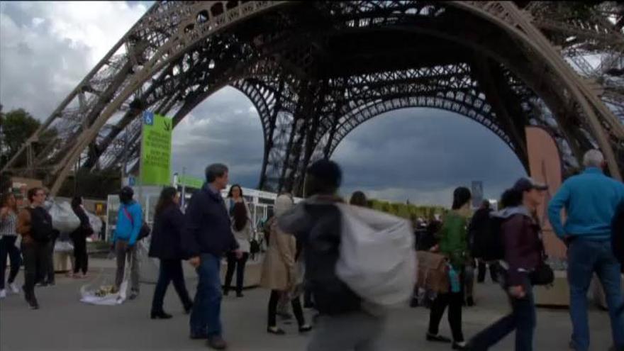 Un cristal anti-balas protegerá la torre Eiffel de posibles ataques terroristas