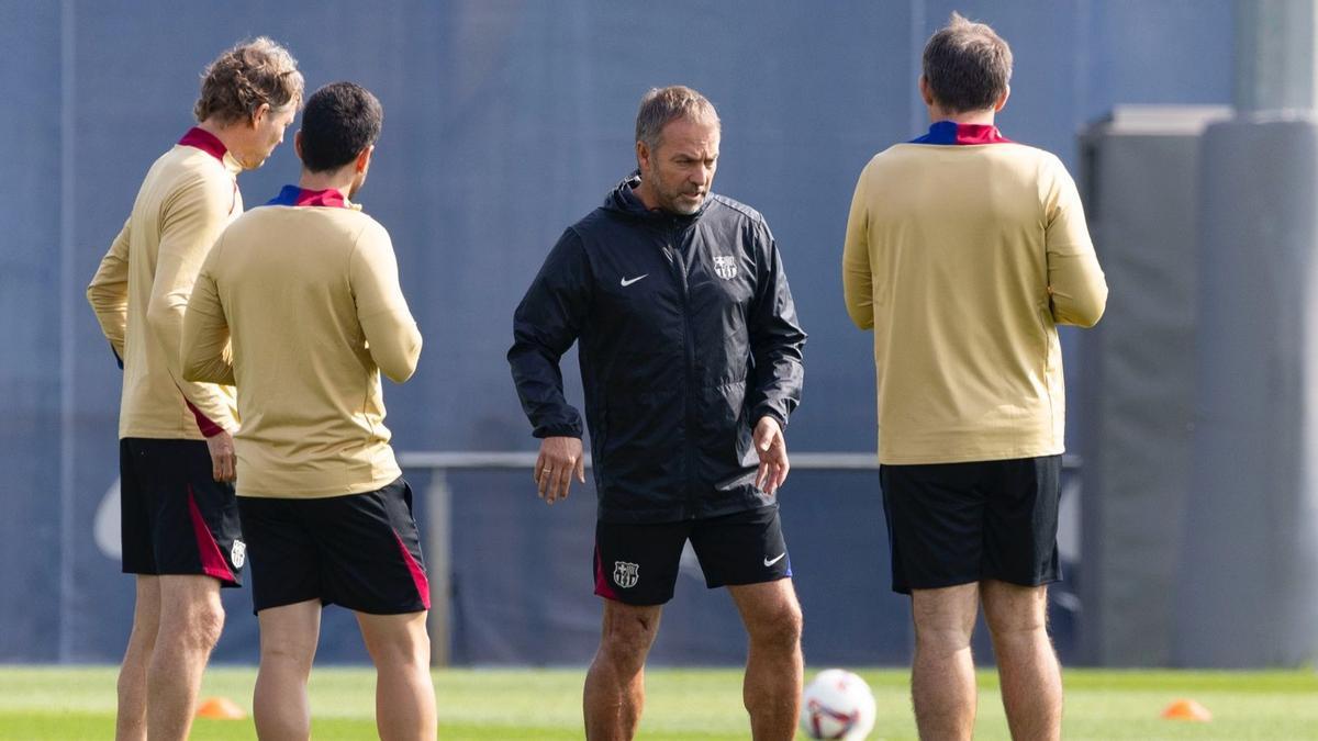 Hansi Flick, junto a sus ayudantes antes del entrenamiento previo al FC Barcelona - Getafe