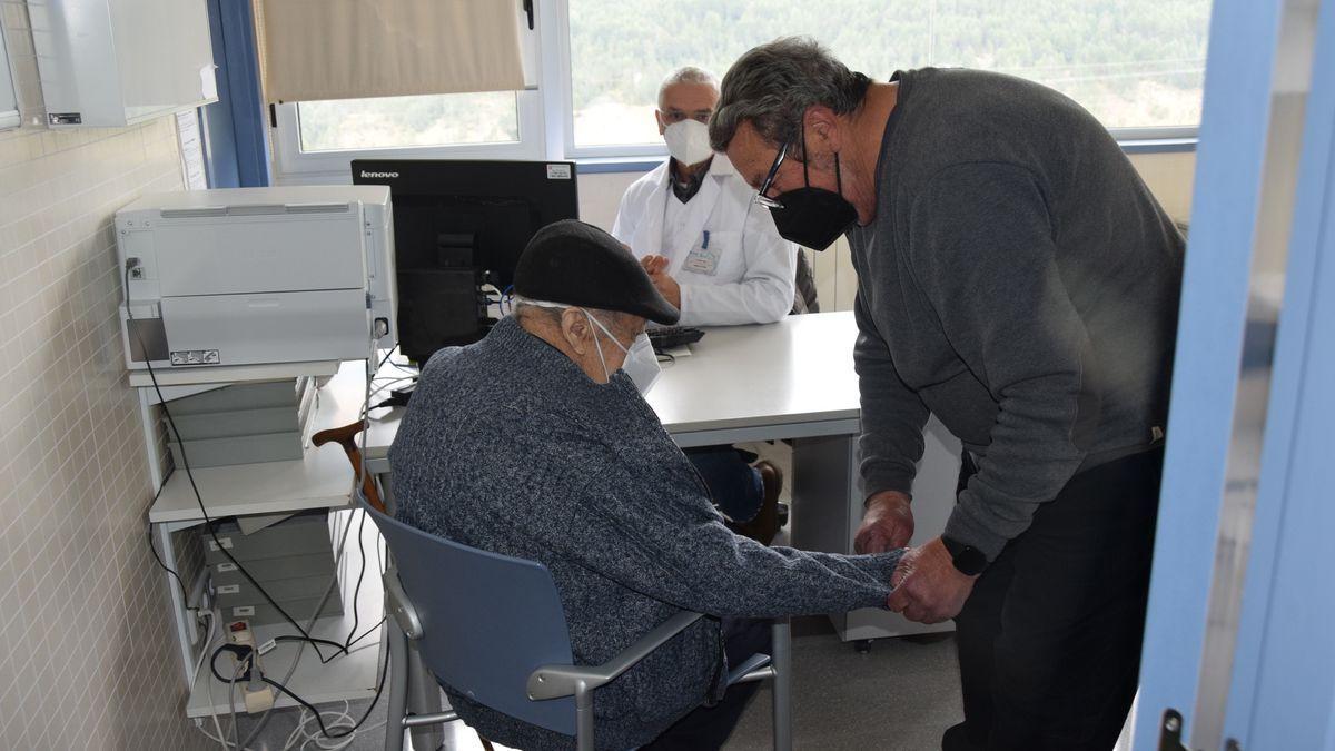 Un metge atèn un pacient en un consultori del Berguedà