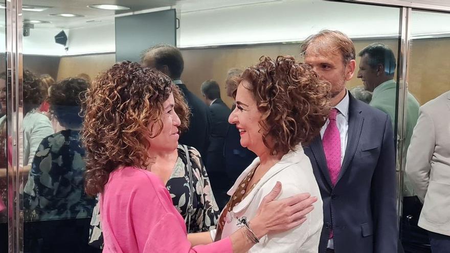 La consellera de Hacienda, Rosario Sánchez, junto a la ministra María Jesús Montero.