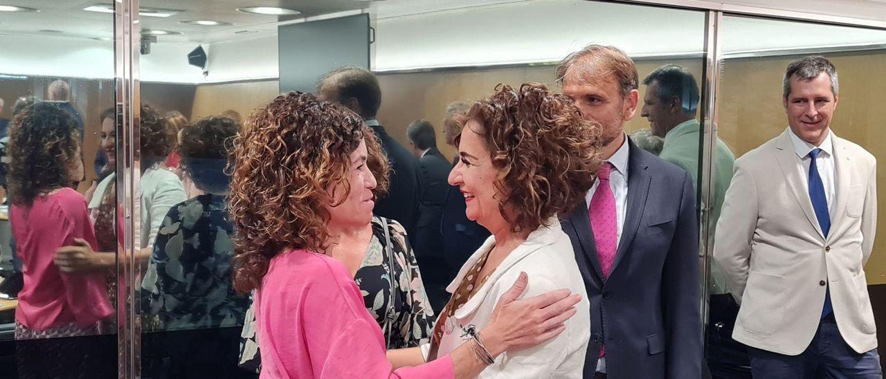 La consellera de Hacienda, Rosario Sánchez, junto a la ministra María Jesús Montero.