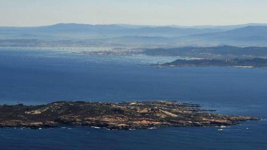 Una vista aérea de la isla de Sálvora, en la boca de la ría. // Abella