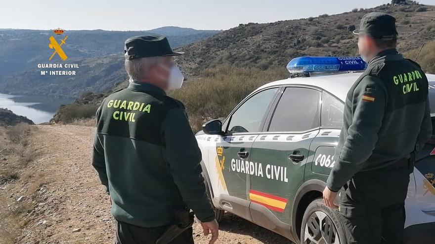 Pareja de la Guardia Civil que participó en el auxilio.