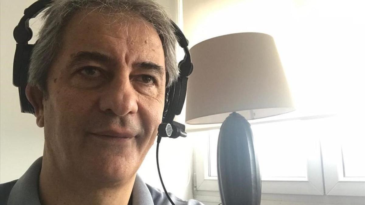 Manolo Lama, de la COPE, ayer conectado a la radio, mientras pasa la caurentena encerrado en una habitación de su casa de Madrid.