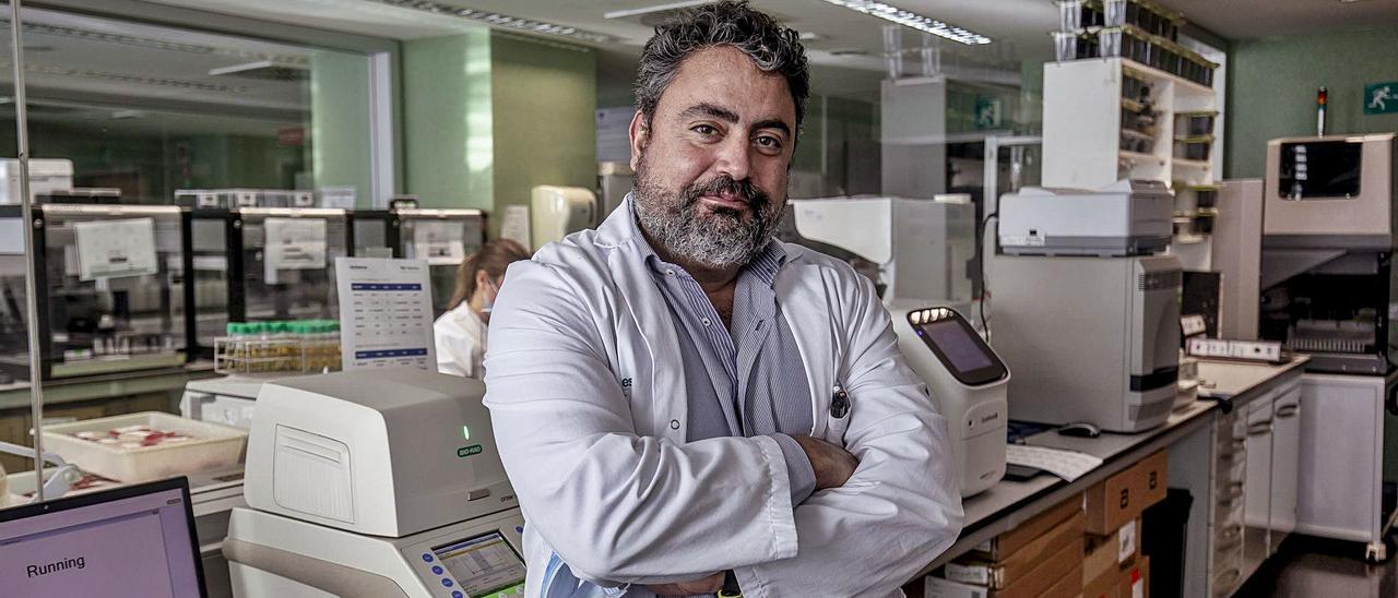 El jefe del servicio de Microbiología de Son Espases, en una  imagen de archivo tomada en estos laboratorios.