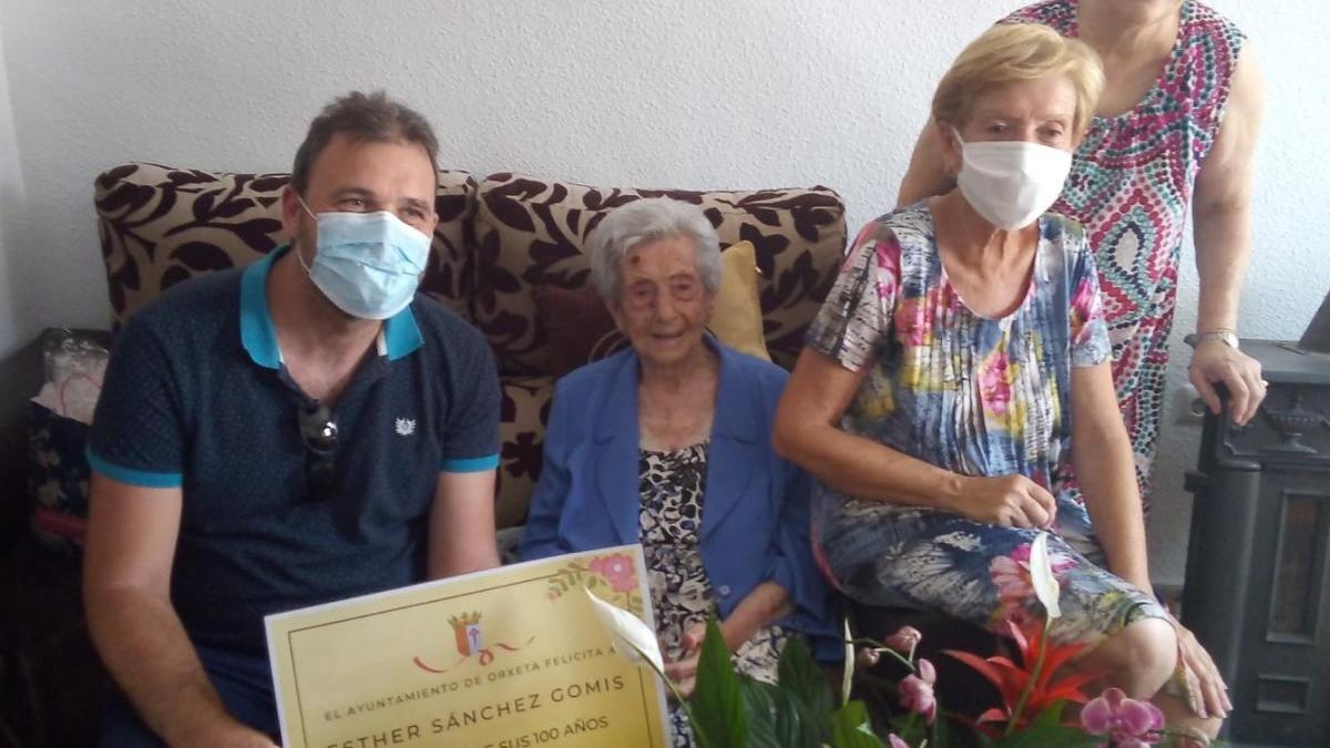 El alcalde de Orxeta, con Esther y otras familiares, en la pequeña celebración.