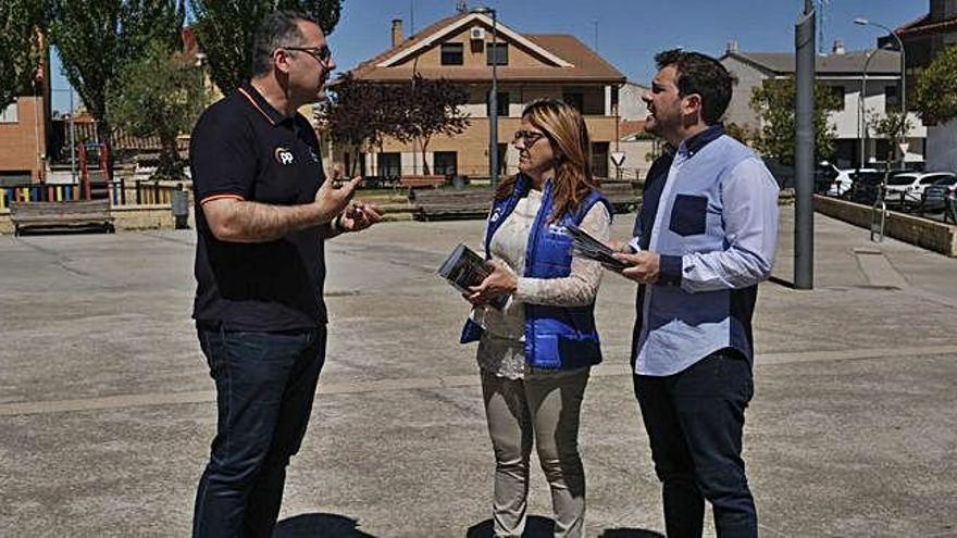 Jesús María Prada, Mayte Martín Pozo y Victor López de la Parte durante su visita al barrio de Pinilla.