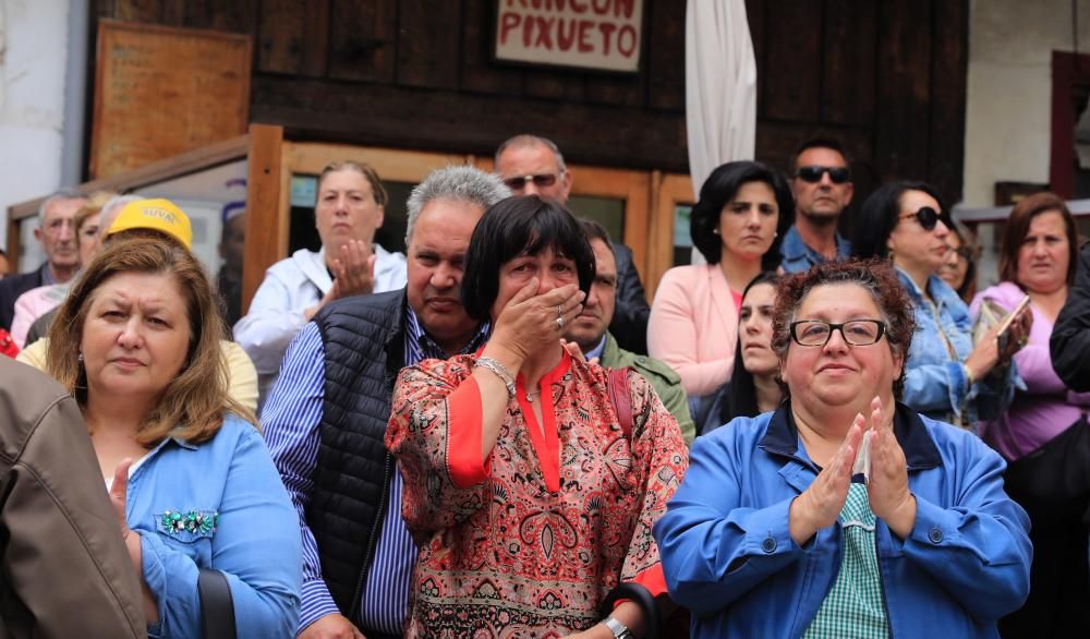 Emotivo minuto de silencio de los vecinos de Cudillero al recordar al joven fallecido David Carragal