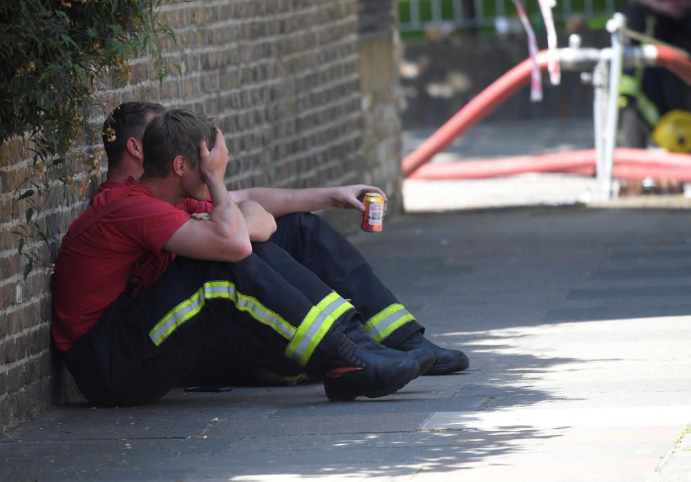 Londres, commoguda per l''indendi d''un bloc de 27 pisos amb almenys 12 morts