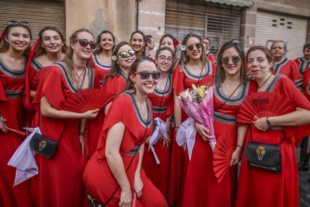 Desfile de abanderadas, ofrenda floral y procesión