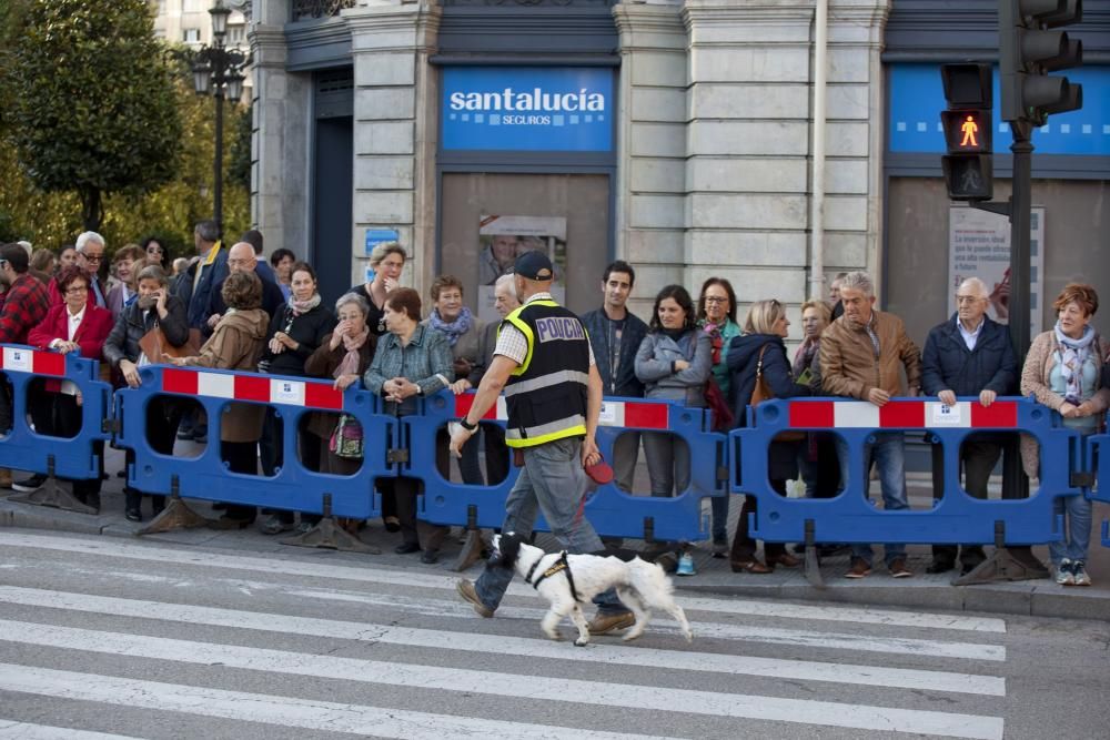 Ambiente en la calle durante la entrada a los premios y concentración antimonarquía