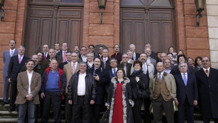 Los asistentes al encuentro posan ante las escaleras del instituto &quot;Claudio Moyano&quot;.