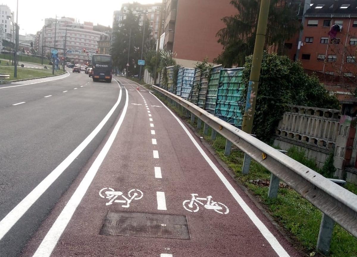 El carril bici de entrada a Oviedo por Santullano, ya terminado.