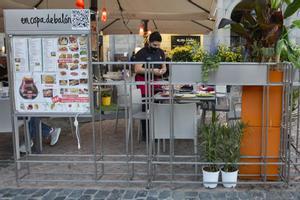 Archivo - Un camarero en una terraza del centro de Madrid