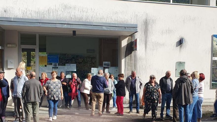 Medio centenar de vecinos de Os Peares reivindican atención médica de lunes a viernes para su centro de salud