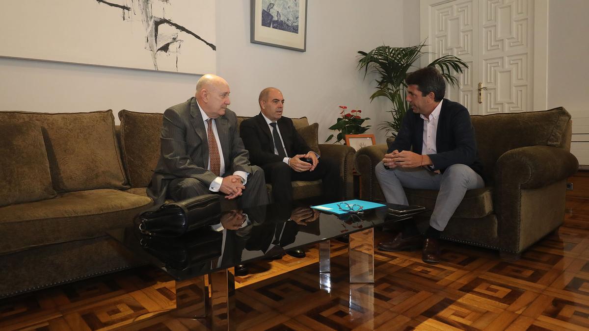 El presidente de la Diputación, Carlos Mazón, se ha reunido con los representantes de los autónomos