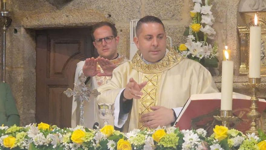 Juan Ventura Martínez Reboeiras, oficiando misa en San Vicente de O Grove.