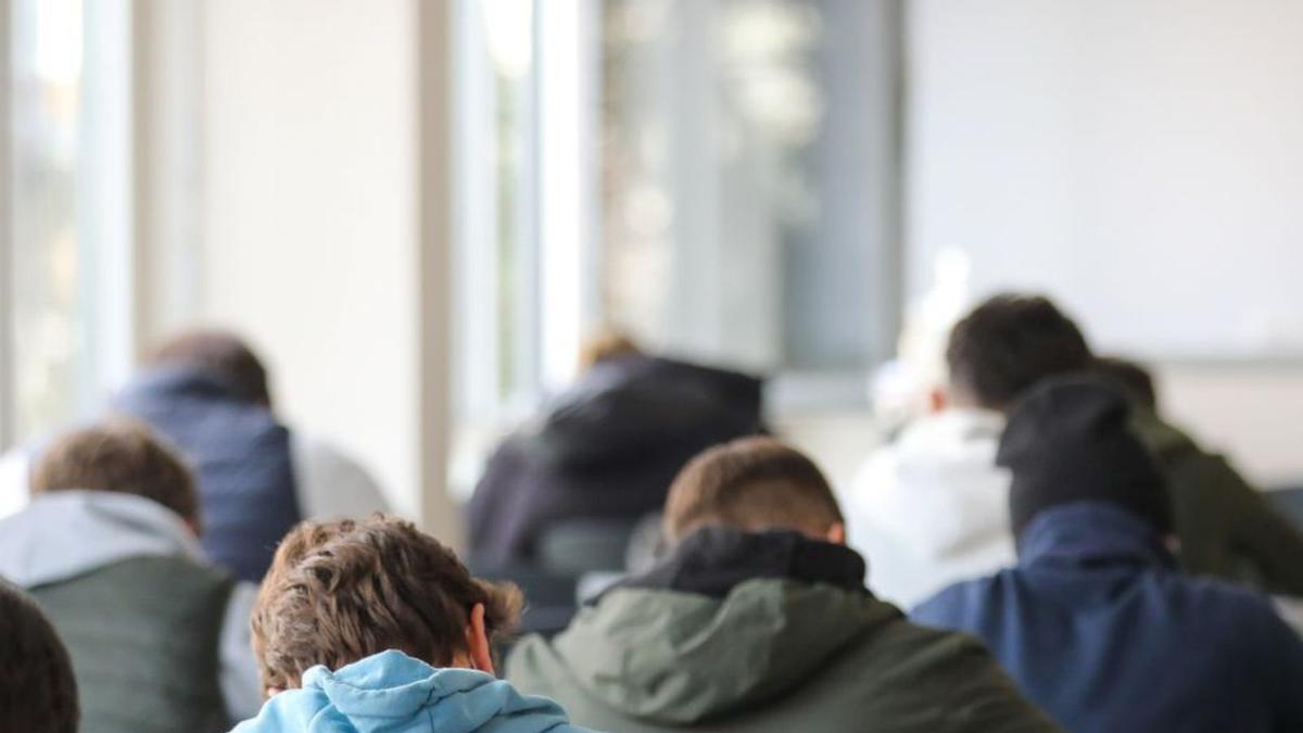 Universitaris en una aula durant un examen | MARTA FERNÁNDEZ