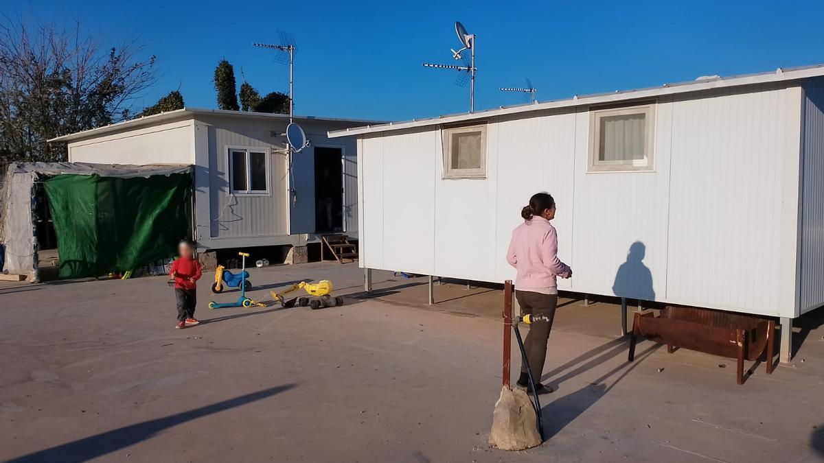 Un niño y una mujer en las viviendas prefabricadas en San Fernando.