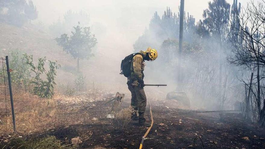 Fuego, ayer, en Canedo, en la periferia de Ourense.