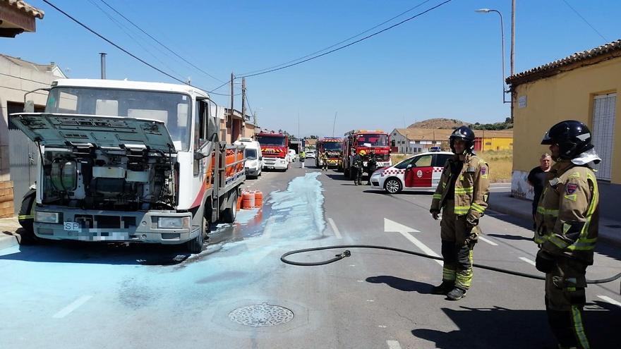 Arde un camión de reparto de bombonas de butano en La Unión