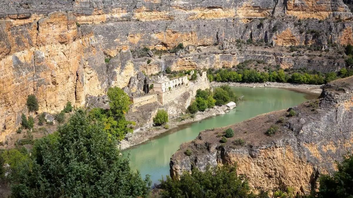 El monasterio más espectacular de España es solo accesible en barca y está en el corazón de Castilla