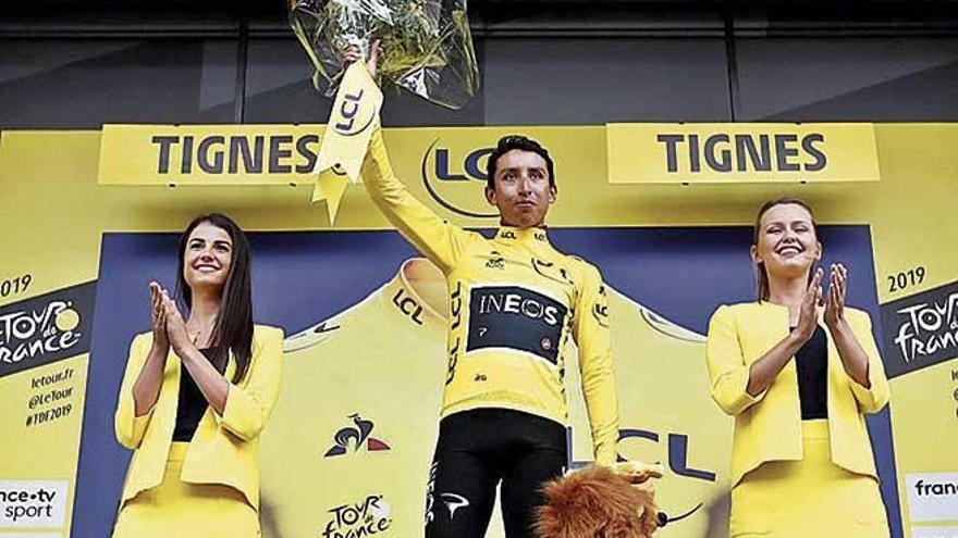 Egan Bernal, en el podio, enfundado en el maillot amarillo del Tour de Francia.