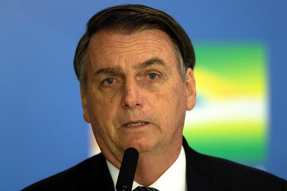 AME4769  BRASILIA  BRASIL   25 04 2019 - El presidente brasileno  Jair Bolsonaro  ofrece declaraciones durante la firma este jueves de un decreto que acaba con el llamado  horario de verano   en Brasilia  Brasil   El llamado  horario de verano  suponia adelantar una hora los relojes durante unos tres meses al ano  con el objeto de minimizar el consumo de energia  EFE Joedson Alves