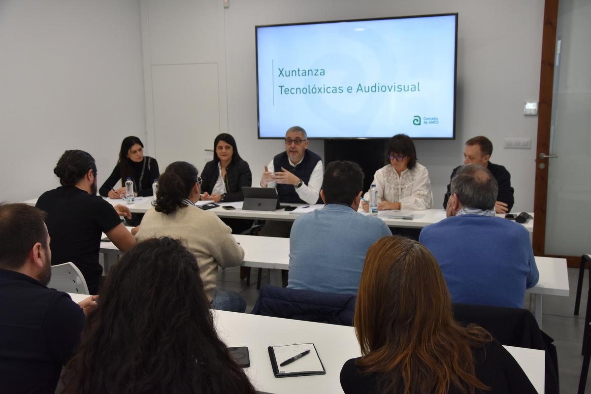 Ana Belén Paz, de frente segunda izquierda, con el regidor Blas García, tercero, y técnicos
