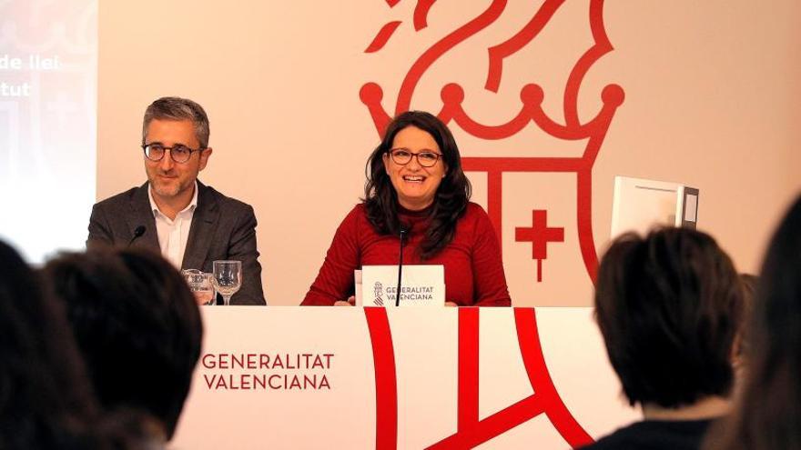 El conseller Arcadi España y la vicepresidenta Mónica Oltra ayer tras el pleno de las Cortes.