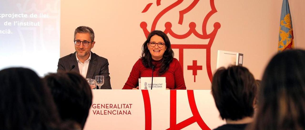 El conseller Arcadi España y la vicepresidenta Mónica Oltra ayer tras el pleno de las Cortes.