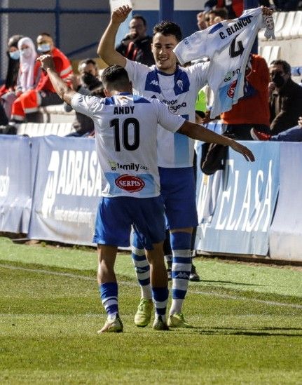 El Alcoyano derrota al Sevilla Atlético gracias a un doblete del central en los diez primeros minutos