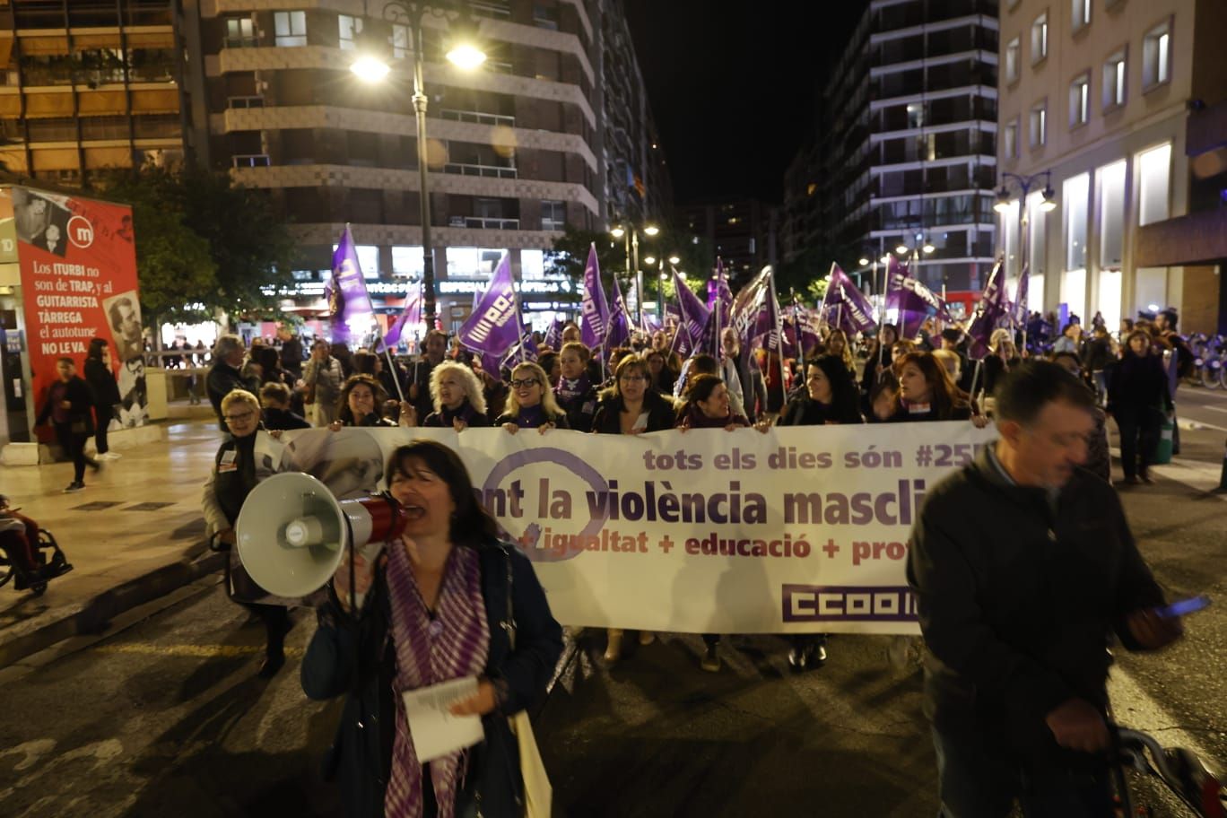 València se tiñe de morado en la lucha contra la violencia machista