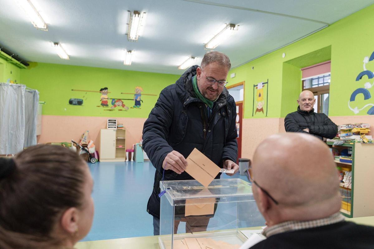Antonio Rodríguez Osuna, Alcalde de Mérida, votando esta mañana en Mérida.